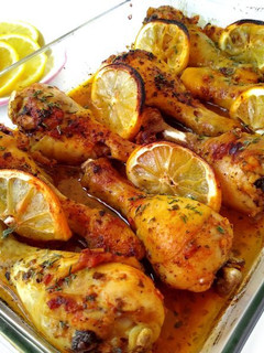 Una foto de Muslos de pollo asados con limón, orégano y ajo {receta griega}