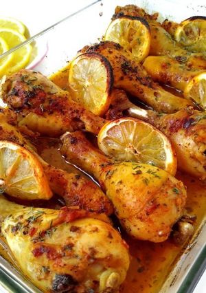 Una foto de Muslos de pollo asados con limón, orégano y ajo {receta griega}