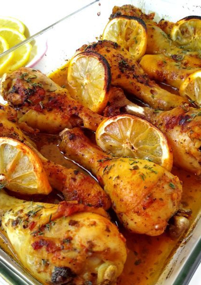 Una foto de Muslos de pollo asados con limón, orégano y ajo {receta griega}