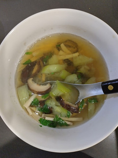 絲瓜雙菇湯(方便素)(清冰箱料理)(簡單料理)(家常好湯) 的食譜成品照片