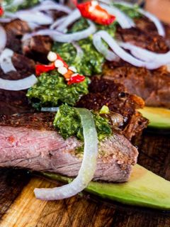 Rindersteak mit Kräutersalsa und Avocado 🥑 Rezepthauptbild