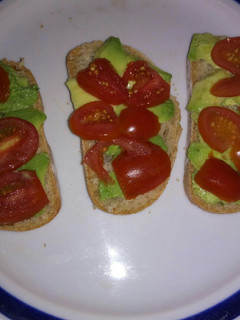 Una foto de Rebanadas de espelta con aguacate y tomate cherry
