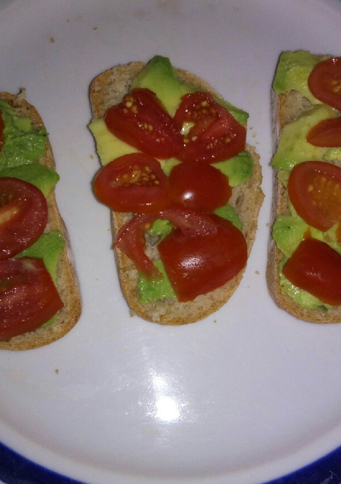 Una foto de Rebanadas de espelta con aguacate y tomate cherry