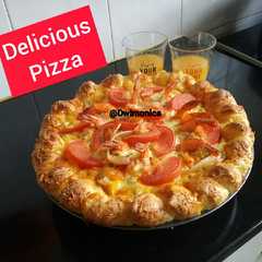 A picture of Pizza jumbo | pizza panggang oven| pizza hut.