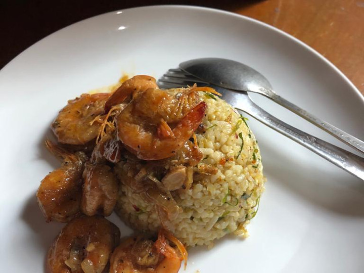 Langkah Mudah untuk Menyiapkan Nasigoreng daun jeruk topping udang mentega Anti Gagal