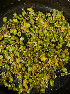 फ्रेंच बीन्स पोरियल (french beans poriyal recipe in marathi) रेसिपी चे मुख्य फोटो