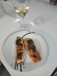 Una foto de Salmón con salsa de ajoperejil