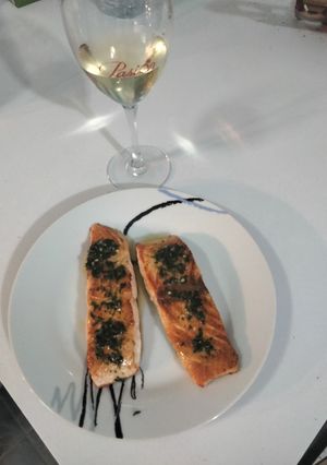 Una foto de Salmón con salsa de ajoperejil