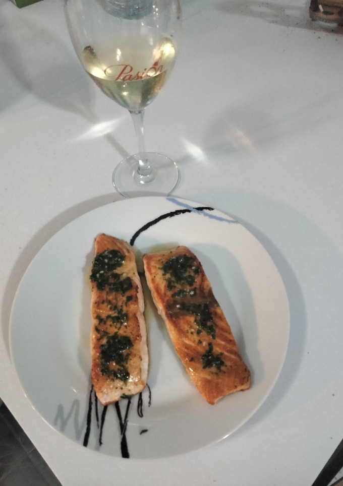 Una foto de Salmón con salsa de ajoperejil