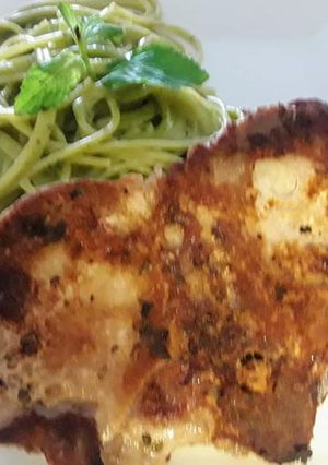 Una foto de Pasta con Salsa Verde y Chuletas de Chancho a lo Carmelita