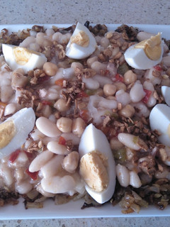 Una foto de Ensalada templada de legumbres en cama de cebolla y puerro
