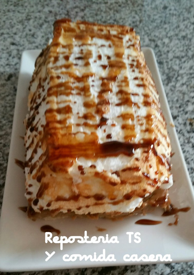 Una foto de Pastel de crema de café y merengue