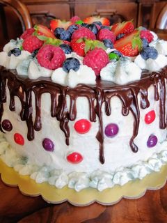 Foto di Torta pan di Spagna alla vaniglia, crema al cioccolato e frutta