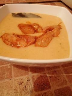 Tejfölös krumplifőzelék csirkepörivel recept fotója