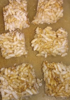 A picture of Parmal chikki (Murmura chikki).