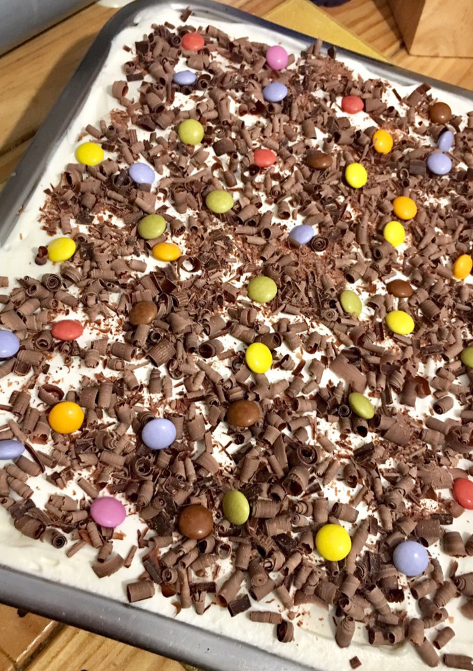 Una foto de Bizcocho de chocolate con cobertura de nata 🍦🍫 -bizcocho húmedo-