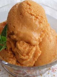 Una foto de Helado de melocotón rosa o amarillo