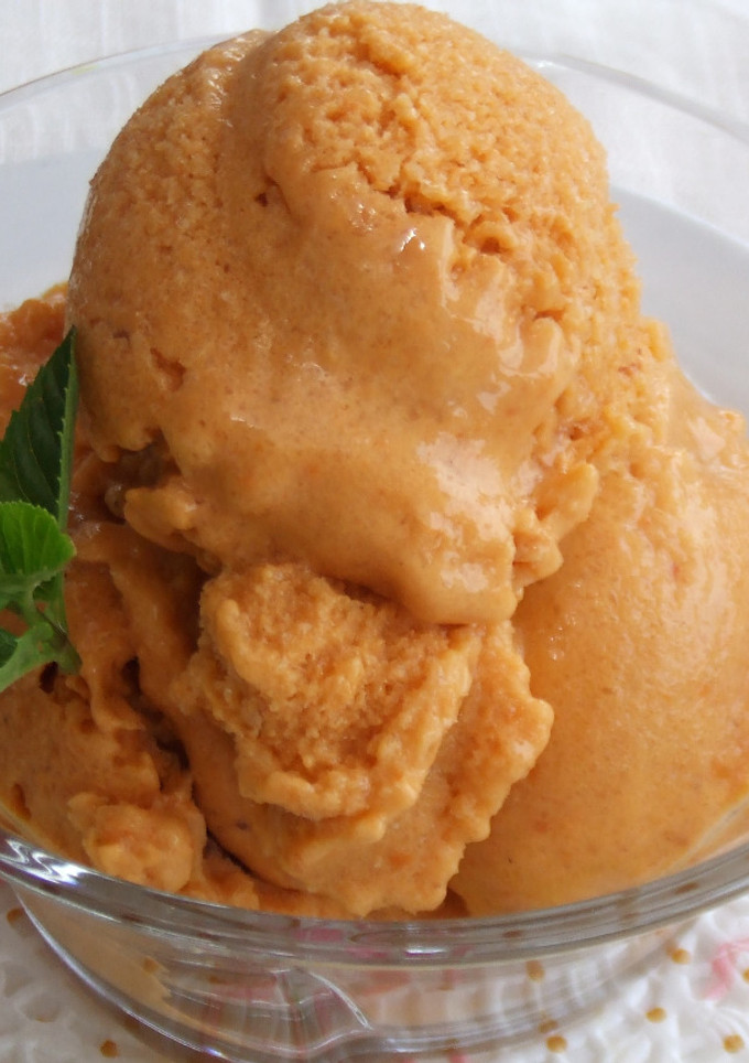 Una foto de Helado de melocotón rosa o amarillo