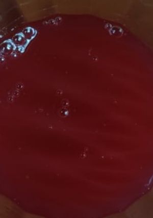 Una foto de Limonada con jarabe de frutos rojos y menta estilo DULZAL