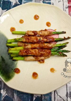 รูปของ หมูสไลด์พันหน่อไม้ฝรั่ง