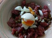 Una foto de atún fresco con salsa de soya