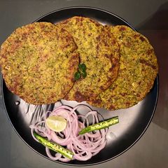 A picture of Makka methi paratha.