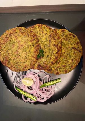 A picture of Makka methi paratha.