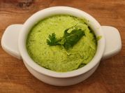 Una foto de salsa verde con mayonesa