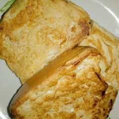 A picture of Fried bread 🍞 with eggs.