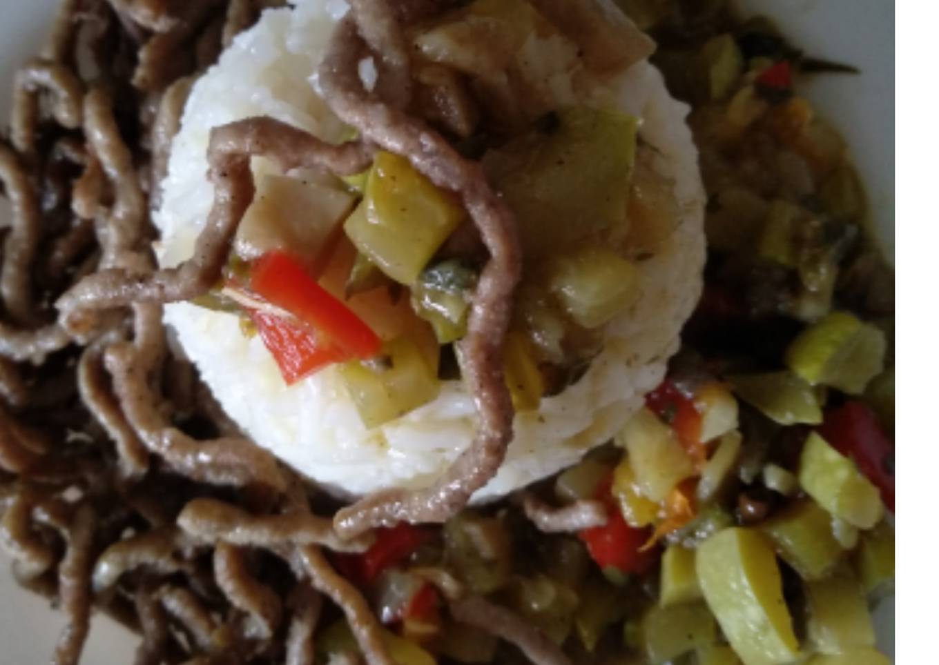 Arroz blanco con verduras y carne picada