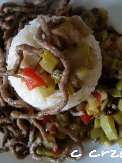 Una foto de Arroz blanco con verduras y carne picada
