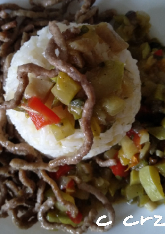 Una foto de Arroz blanco con verduras y carne picada
