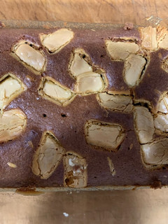 Una foto de Brownie con chocolate blanco