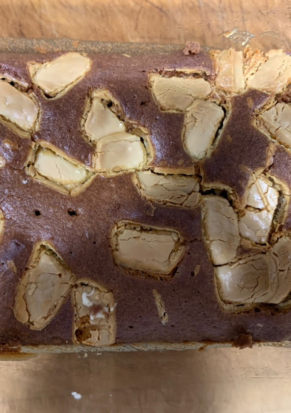 Una foto de Brownie con chocolate blanco