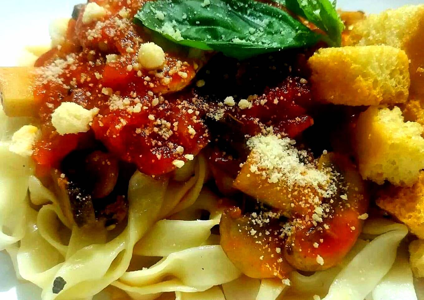 Fettuccine pomodoro y hongos