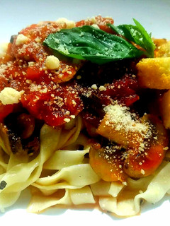 Una foto de Fettuccine pomodoro y hongos