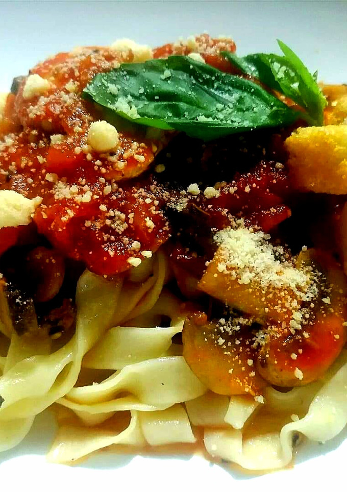 Una foto de Fettuccine pomodoro y hongos