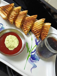 આલુ વેજ સેન્ડવીચ(Aloo veg Sandwich Recipe in Gujarati) રેસીપી મુખ્ય ફોટો