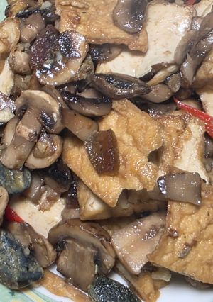 蘑菇皮蛋炒油豆腐 的食譜成品照片