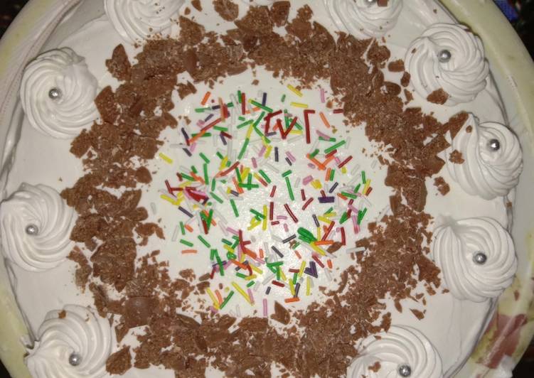 Ice cake with topping of sprinkles and chocos