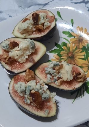 Una foto de Higos con queso azul y nueces