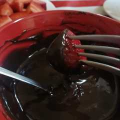 Una foto de Ganache de chocolate negro y blanco para mojar fresas