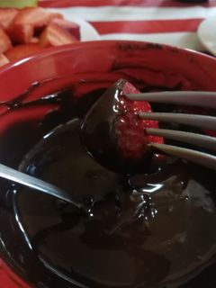 Una foto de Ganache de chocolate negro y blanco para mojar fresas