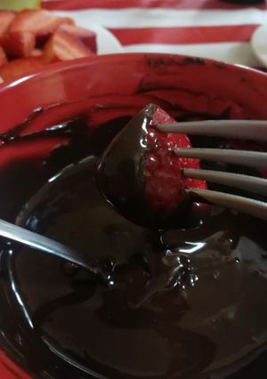 Una foto de Ganache de chocolate negro y blanco para mojar fresas