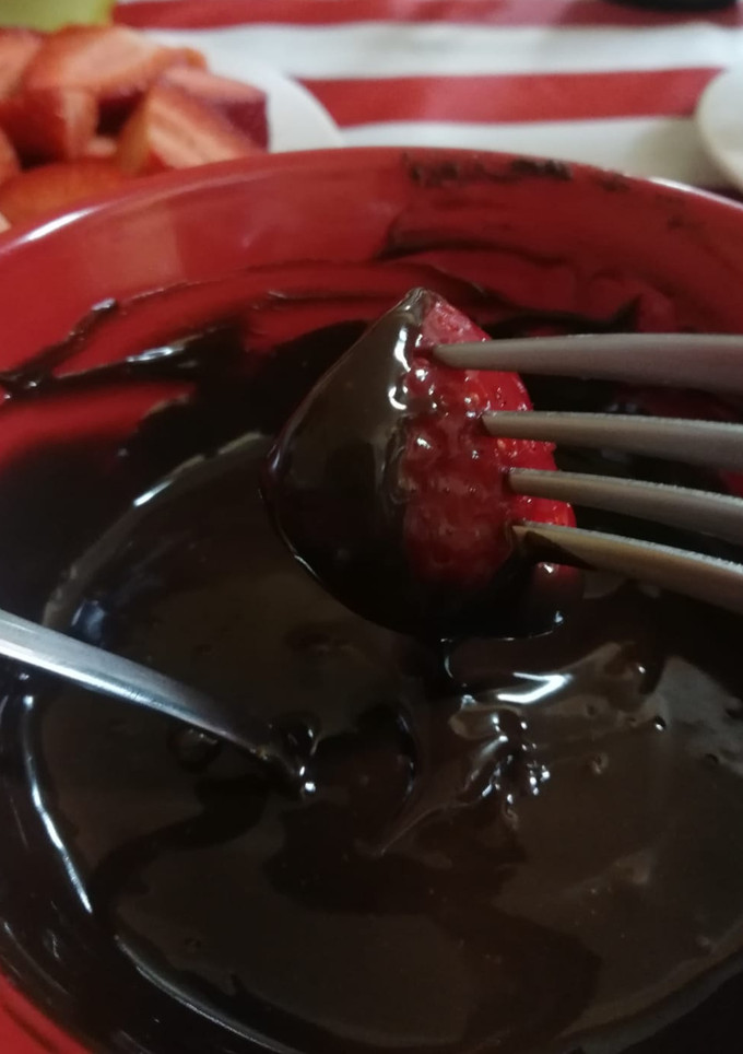 Una foto de Ganache de chocolate negro y blanco para mojar fresas