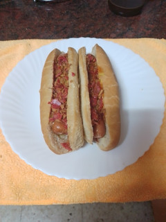Una foto de Perritos calientes con picadillo de chorizo y cebolla frita
