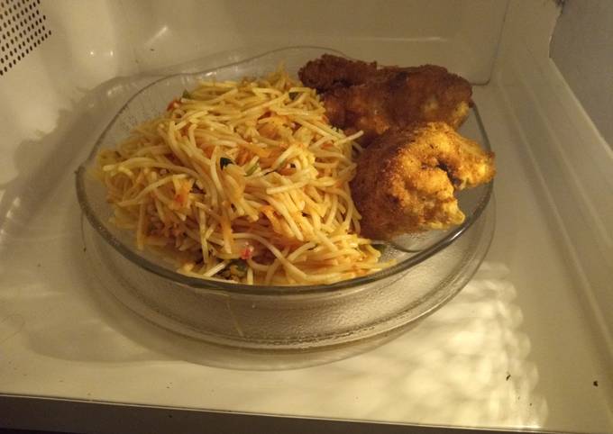 Fried spaghetti with coated chicken