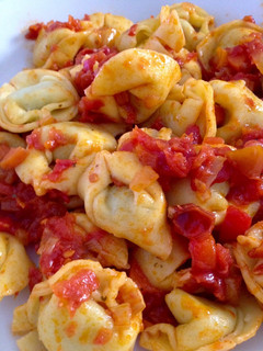 Una foto de Tortellini con pisto casero