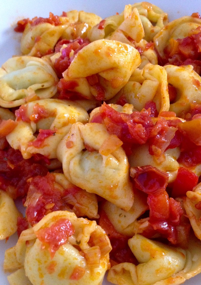 Una foto de Tortellini con pisto casero