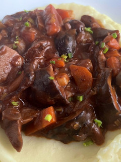 Una foto de Bourguignon de setas con puré de patata